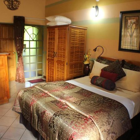 Bed and Breakfast Native Abode Bon Accord Village Екстер'єр фото